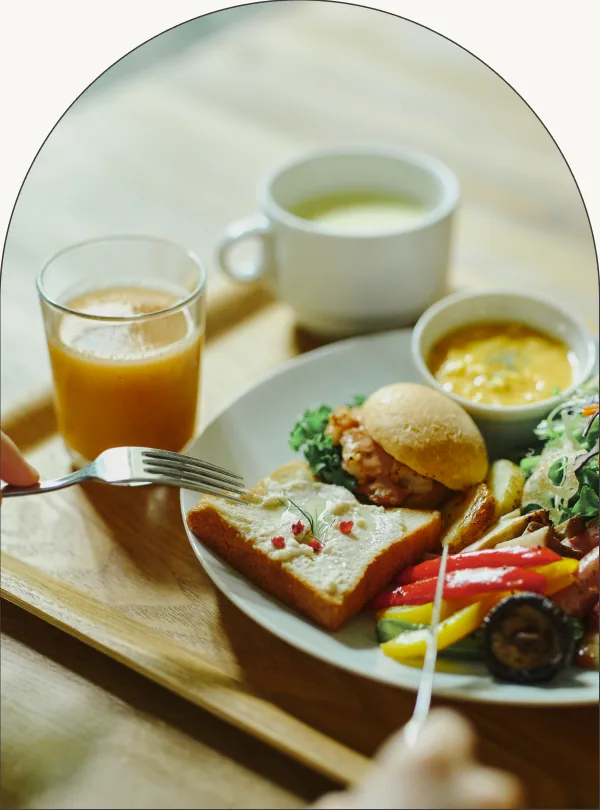 パンや温野菜、スープが並ぶホテルの朝食